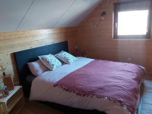 Voodi või voodid majutusasutuse Le refuge Ardennais toas