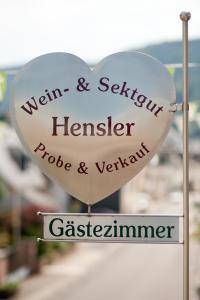 Gallery image of Wein- und Sektgut Markus Hensler in Briedel