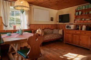 Kuchyňa alebo kuchynka v ubytovaní Romantische Ferienhütte Nationalpark Kalkalpen, sonnig, 2 Schlafzimmer, Wlan + 37 fotografií