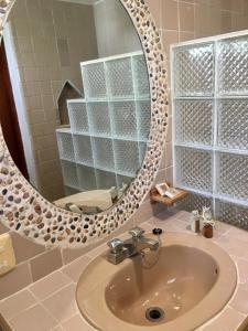 La salle de bains est pourvue d'un lavabo et d'un miroir. dans l'établissement Hotel Club Akumal Caribe, à Akumal
