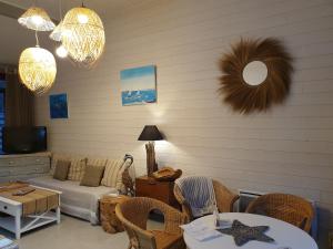 a living room with a couch and a table at Blue Ocean in Moliets-et-Maa