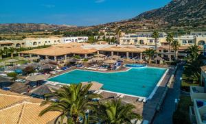 Bazén v ubytování Akti Beach Club nebo v jeho okolí