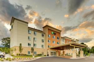 Holiday Inn Express & Suites - Saugerties - Hudson Valley, an IHG Hotel في ساوغيرتيس: تقديم فندق بمبنى