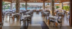Reštaurácia alebo iné gastronomické zariadenie v ubytovaní Akti Beach Club