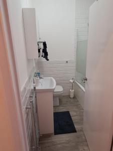 Kúpeľňa v ubytovaní Centrally located, comfortable apartment near Station, Beach and North Laines