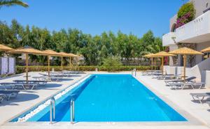 Bazén v ubytování Akti Beach Club nebo v jeho okolí