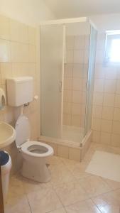 Koupelna v ubytování Apartments Jerković Drašnice-1bd + 12 fotografií