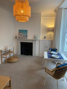 Et sittehjørne på Centrally located, comfortable apartment near Station, Beach and North Laines