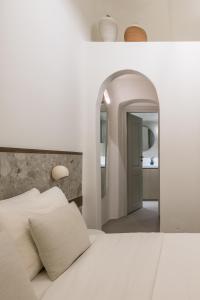 Postel nebo postele na pokoji v ubytování Enigma Suites