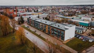 een uitzicht op een groot gebouw in een stad bij Tamula Sunset Apartment in Võru