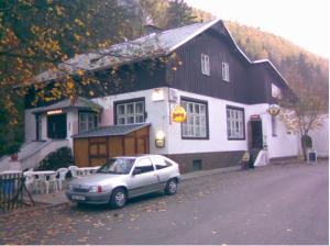 a car parked in front of a house at Restaurace a pension První Mlýn Chomutov in Chomutov