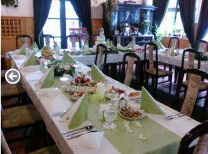 Un restaurante o sitio para comer en Restaurace a pension První Mlýn Chomutov