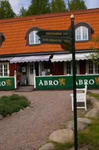 um sinal de rua em frente a um edifício em Oxgården em Vimmerby