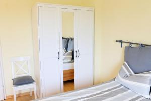 - une chambre avec un lit et un placard avec un miroir dans l'établissement Ferienwohnungen Domblick-Herkenrath, à Bergisch Gladbach