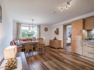 cocina y sala de estar con mesa y sillas en Appartement Holaus, en Westendorf