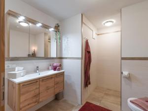 y baño con lavabo y espejo. en Appartement Holaus, en Westendorf
