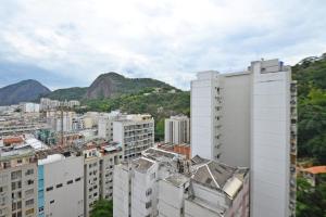 a view of a city with buildings and mountains at Confortável e seguro 2 quartos com varanda no Leme in Rio de Janeiro