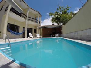 Het zwembad bij of vlak bij Casa na praia do Indaia piscina, bilhar, 5 quartos e vista