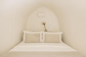 Postel nebo postele na pokoji v ubytování Enigma Suites