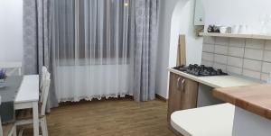 uma cozinha com uma placa de fogão num quarto em Madalina em Brasov