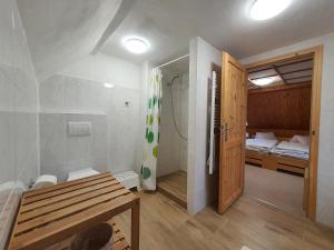 Postel nebo postele na pokoji v ubytování Chalupa Krkonoše