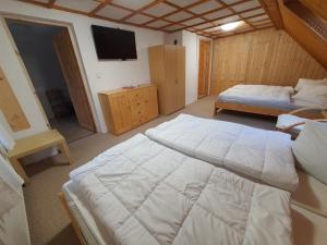 Postel nebo postele na pokoji v ubytování Chalupa Krkonoše