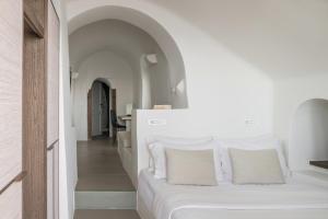 Postel nebo postele na pokoji v ubytování Enigma Suites