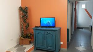 TV a/nebo společenská místnost v ubytování Pause Appart 40 m2 avec cour privative - Spacieux & Confortable