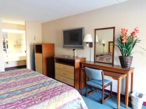 TV a/nebo společenská místnost v ubytování Camilla Inn & Suites