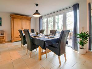 - une salle à manger avec une table et des chaises dans l'établissement Countryside Holiday Home in Durbuy with Terrace, à Durbuy