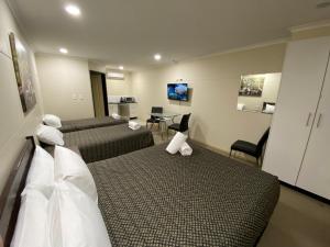 
A bed or beds in a room at Balranald Club Motel
