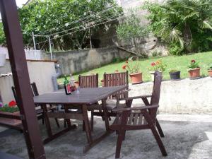 una mesa de madera y sillas en un patio en Guesthouse Natalija, en Pula