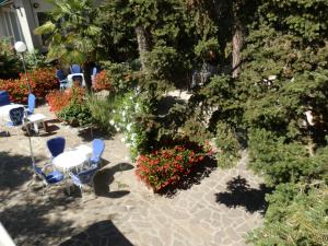 A garden outside Hotel Nautic B&B