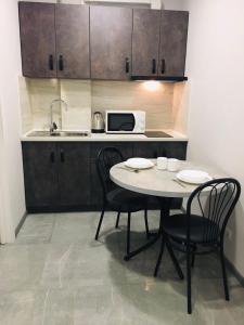 Η κουζίνα ή μικρή κουζίνα στο Апартаменты Weekend Inn +6 φωτογραφίες