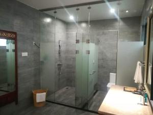 una doccia con porta in vetro in bagno di Guilin Crystal Crescent Moon Hotel a Guilin