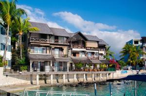 un edificio sobre un puente sobre un cuerpo de agua en Exclusive penthouse with paradise sea view, en Grand Baie