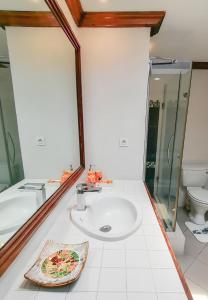 un baño con lavabo e inodoro en Exclusive penthouse with paradise sea view, en Grand Baie