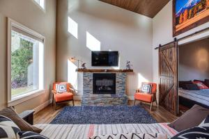 Μια τηλεόραση ή/και κέντρο ψυχαγωγίας στο Newly built Modern Chalet Duplex - 1