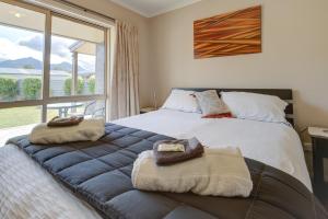 Un pat sau paturi într-o cameră la Leigh Cottage Manapouri