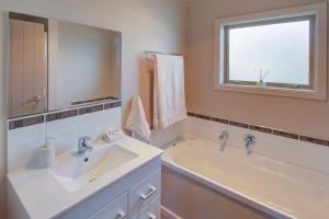 Koupelna v ubytování Leigh Cottage Manapouri + 17 fotografií