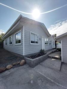 une maison blanche où le soleil brille dans l'établissement Cabañas RUSTICOPAPUDO, à Papudo