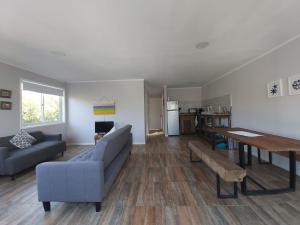 a living room with a couch and a table at Cabañas RUSTICOPAPUDO in Papudo