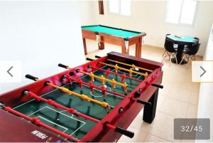 un tavolo da ping pong in una stanza con una palla da ping pong di Villa Monrealle Praia Itaguá a Ubatuba