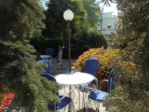 A garden outside Hotel Nautic B&B