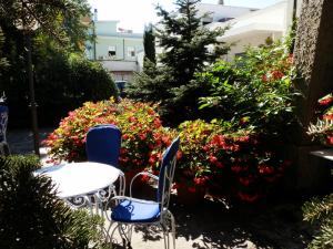 A garden outside Hotel Nautic B&B