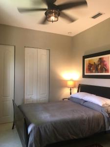 a bedroom with a bed with a ceiling fan at Yuli's Home in Miami