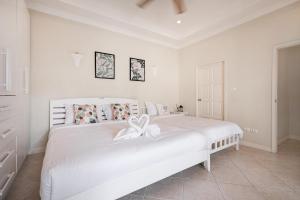 Postel nebo postele na pokoji v ubytování Majestic Residence Pool Villas 2 Bedrooms Private Beach
