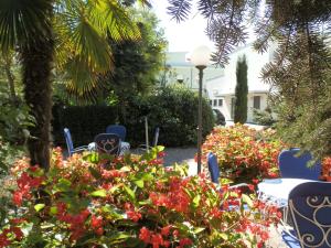 A garden outside Hotel Nautic B&B
