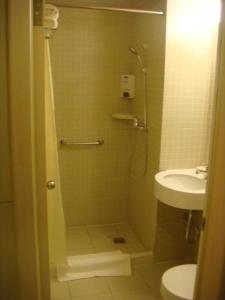 y baño con ducha y lavamanos. en Jinjiang Inn - Shanghai Changning en Shanghái