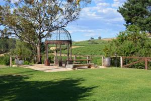 Garden sa labas ng Angaston Vineyards Motel